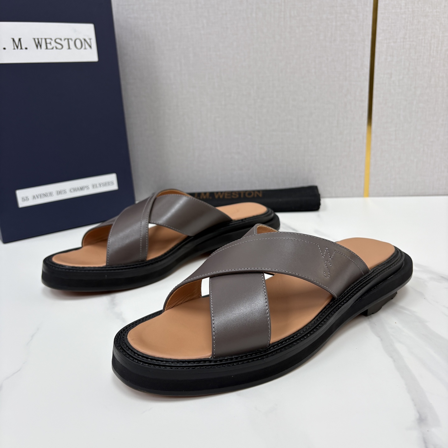 💋💍J.M.WESTO*N 威士-顿  法式轻奢新品交叉真皮凉拖   一双能穿出高级感的真皮拖鞋，通勤度