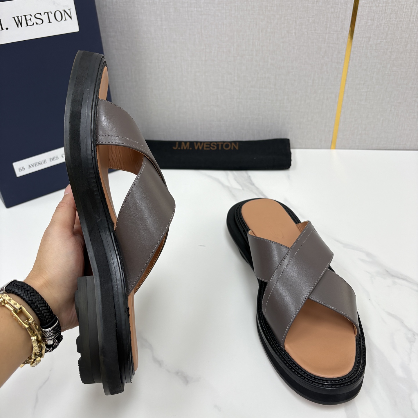 💋💍J.M.WESTO*N 威士-顿  法式轻奢新品交叉真皮凉拖   一双能穿出高级感的真皮拖鞋，通勤度