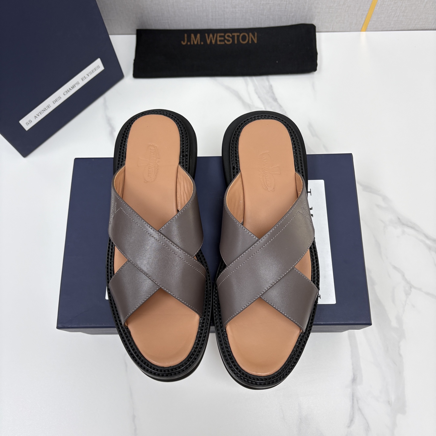 💋💍J.M.WESTO*N 威士-顿  法式轻奢新品交叉真皮凉拖   一双能穿出高级感的真皮拖鞋，通勤度