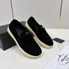 💋💍P家新品 PRAD* 普拉-达 男士绒面乐福鞋 意式优雅,一步到位 这双乐福鞋是标志性的优 💋💍P家新品 PRAD* 普拉-达 男士绒面乐福鞋 意式优雅,一步到位 这双乐福鞋是标志性的优