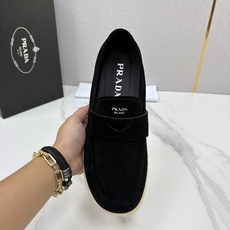 💋💍P家新品 PRAD* 普拉-达 男士绒面乐福鞋 意式优雅,一步到位 这双乐福鞋是标志性的优 💋💍P家新品 PRAD* 普拉-达 男士绒面乐福鞋 意式优雅,一步到位 这双乐福鞋是标志性的优