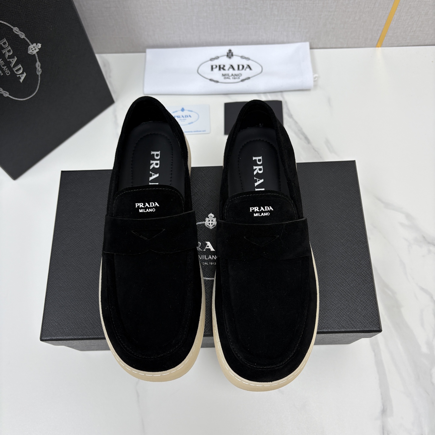 💋💍P家新品  PRAD* 普拉-达  男士绒面乐福鞋   意式优雅，一步到位  这双乐福鞋是标志性的优