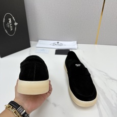 💋💍P家新品 PRAD* 普拉-达 男士绒面乐福鞋 意式优雅,一步到位 这双乐福鞋是标志性的优 💋💍P家新品 PRAD* 普拉-达 男士绒面乐福鞋 意式优雅,一步到位 这双乐福鞋是标志性的优