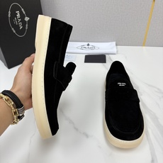 💋💍P家新品 PRAD* 普拉-达 男士绒面乐福鞋 意式优雅,一步到位 这双乐福鞋是标志性的优 💋💍P家新品 PRAD* 普拉-达 男士绒面乐福鞋 意式优雅,一步到位 这双乐福鞋是标志性的优