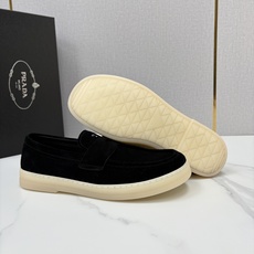 💋💍P家新品 PRAD* 普拉-达 男士绒面乐福鞋 意式优雅,一步到位 这双乐福鞋是标志性的优 💋💍P家新品 PRAD* 普拉-达 男士绒面乐福鞋 意式优雅,一步到位 这双乐福鞋是标志性的优