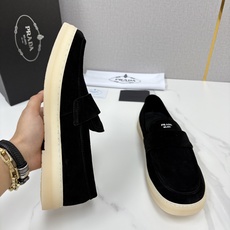💋💍P家新品 PRAD* 普拉-达 男士绒面乐福鞋 意式优雅,一步到位 这双乐福鞋是标志性的优 💋💍P家新品 PRAD* 普拉-达 男士绒面乐福鞋 意式优雅,一步到位 这双乐福鞋是标志性的优