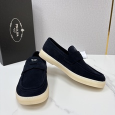 💋💍P家新品 PRAD* 普拉-达 男士绒面乐福鞋 意式优雅,一步到位 这双乐福鞋是标志性的优 💋💍P家新品 PRAD* 普拉-达 男士绒面乐福鞋 意式优雅,一步到位 这双乐福鞋是标志性的优