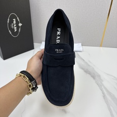 💋💍P家新品 PRAD* 普拉-达 男士绒面乐福鞋 意式优雅,一步到位 这双乐福鞋是标志性的优 💋💍P家新品 PRAD* 普拉-达 男士绒面乐福鞋 意式优雅,一步到位 这双乐福鞋是标志性的优