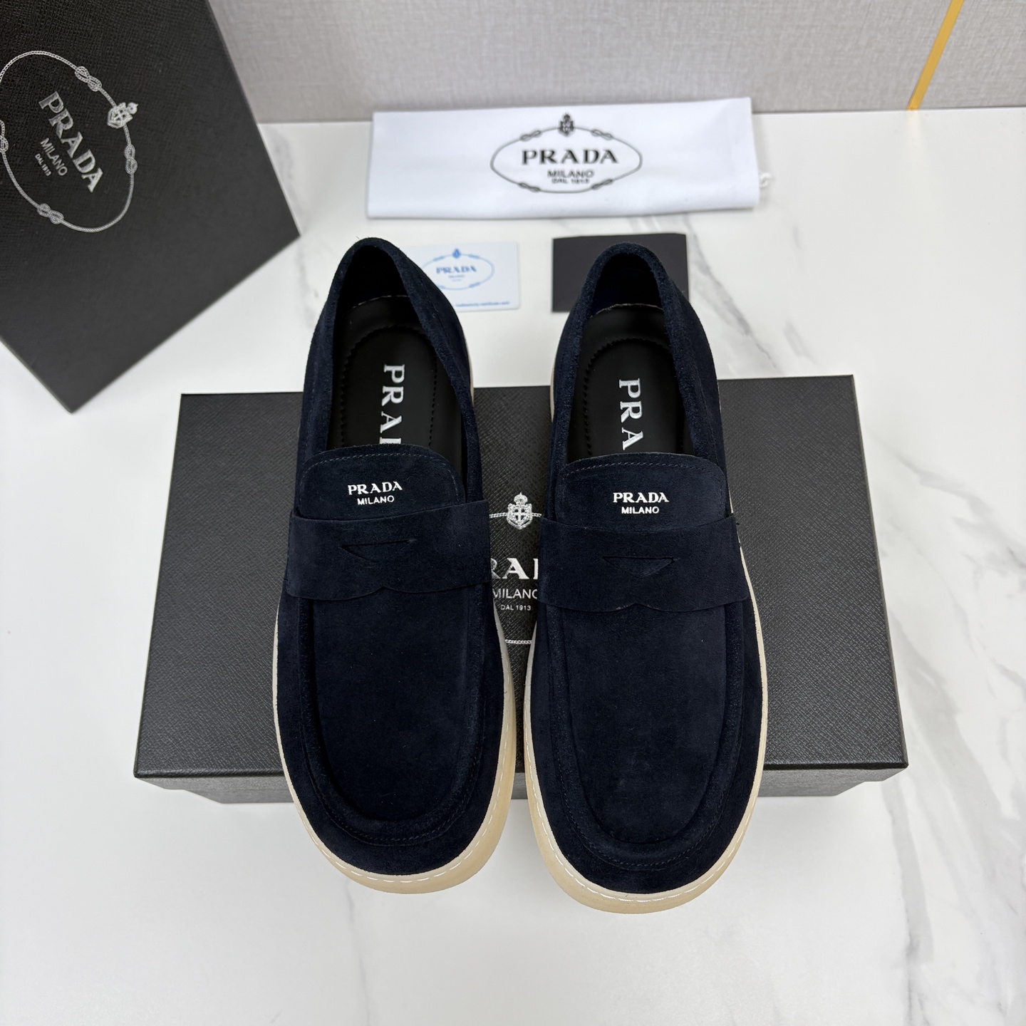 💋💍P家新品  PRAD* 普拉-达  男士绒面乐福鞋   意式优雅，一步到位  这双乐福鞋是标志性的优