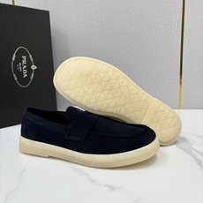 💋💍P家新品 PRAD* 普拉-达 男士绒面乐福鞋 意式优雅,一步到位 这双乐福鞋是标志性的优 💋💍P家新品 PRAD* 普拉-达 男士绒面乐福鞋 意式优雅,一步到位 这双乐福鞋是标志性的优
