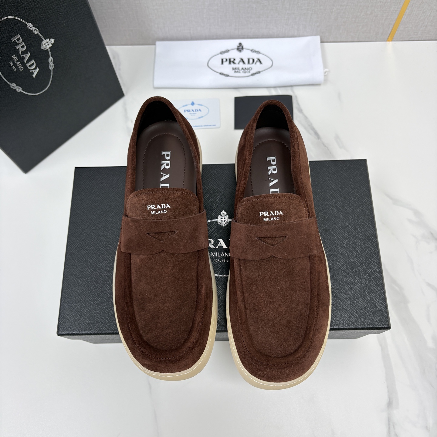 💋💍P家新品  PRAD* 普拉-达  男士绒面乐福鞋   意式优雅，一步到位  这双乐福鞋是标志性的优