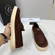 💋💍P家新品 PRAD* 普拉-达 男士绒面乐福鞋 意式优雅,一步到位 这双乐福鞋是标志性的优 💋💍P家新品 PRAD* 普拉-达 男士绒面乐福鞋 意式优雅,一步到位 这双乐福鞋是标志性的优