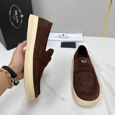 💋💍P家新品 PRAD* 普拉-达 男士绒面乐福鞋 意式优雅,一步到位 这双乐福鞋是标志性的优 💋💍P家新品 PRAD* 普拉-达 男士绒面乐福鞋 意式优雅,一步到位 这双乐福鞋是标志性的优