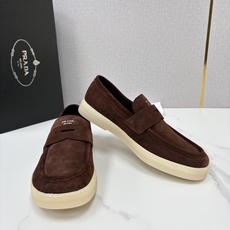 💋💍P家新品 PRAD* 普拉-达 男士绒面乐福鞋 意式优雅,一步到位 这双乐福鞋是标志性的优 💋💍P家新品 PRAD* 普拉-达 男士绒面乐福鞋 意式优雅,一步到位 这双乐福鞋是标志性的优