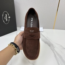💋💍P家新品 PRAD* 普拉-达 男士绒面乐福鞋 意式优雅,一步到位 这双乐福鞋是标志性的优 💋💍P家新品 PRAD* 普拉-达 男士绒面乐福鞋 意式优雅,一步到位 这双乐福鞋是标志性的优