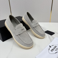 💋💍P家新品 PRAD* 普拉-达 男士绒面乐福鞋 意式优雅,一步到位 这双乐福鞋是标志性的优 💋💍P家新品 PRAD* 普拉-达 男士绒面乐福鞋 意式优雅,一步到位 这双乐福鞋是标志性的优