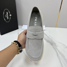💋💍P家新品 PRAD* 普拉-达 男士绒面乐福鞋 意式优雅,一步到位 这双乐福鞋是标志性的优 💋💍P家新品 PRAD* 普拉-达 男士绒面乐福鞋 意式优雅,一步到位 这双乐福鞋是标志性的优