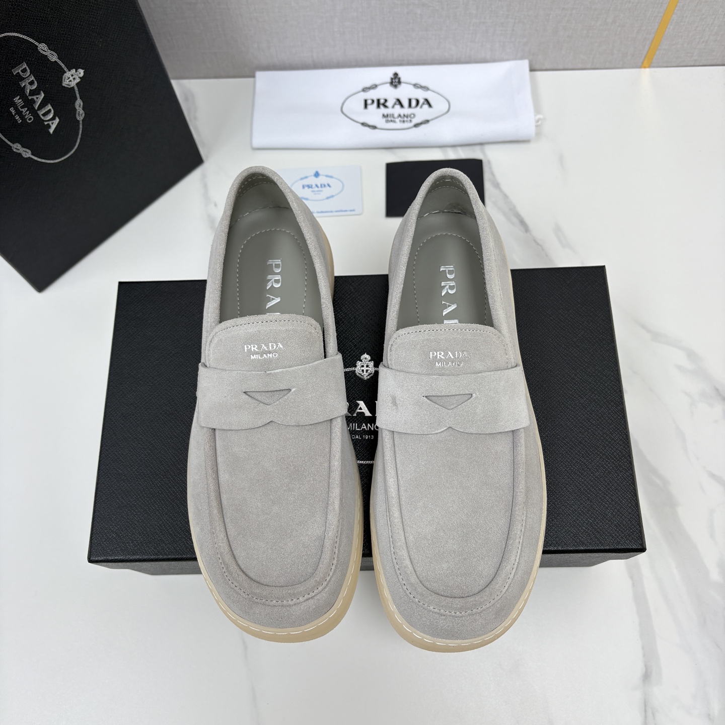 💋💍P家新品  PRAD* 普拉-达  男士绒面乐福鞋   意式优雅，一步到位  这双乐福鞋是标志性的优