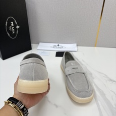💋💍P家新品 PRAD* 普拉-达 男士绒面乐福鞋 意式优雅,一步到位 这双乐福鞋是标志性的优 💋💍P家新品 PRAD* 普拉-达 男士绒面乐福鞋 意式优雅,一步到位 这双乐福鞋是标志性的优