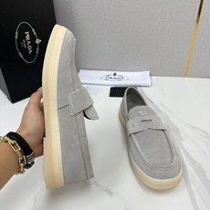 💋💍P家新品 PRAD* 普拉-达 男士绒面乐福鞋 意式优雅,一步到位 这双乐福鞋是标志性的优 💋💍P家新品 PRAD* 普拉-达 男士绒面乐福鞋 意式优雅,一步到位 这双乐福鞋是标志性的优