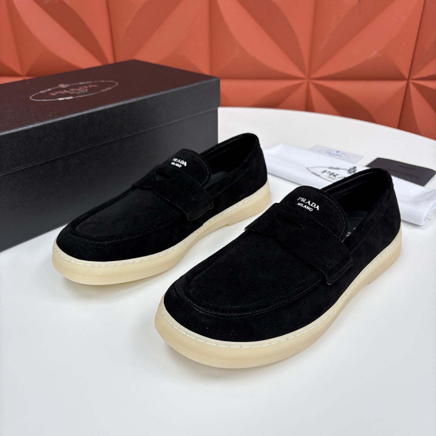💋💍P家新品  PRAD* 普拉-达  男士绒面乐福鞋   意式优雅，一步到位  这双乐福鞋是标志性的优