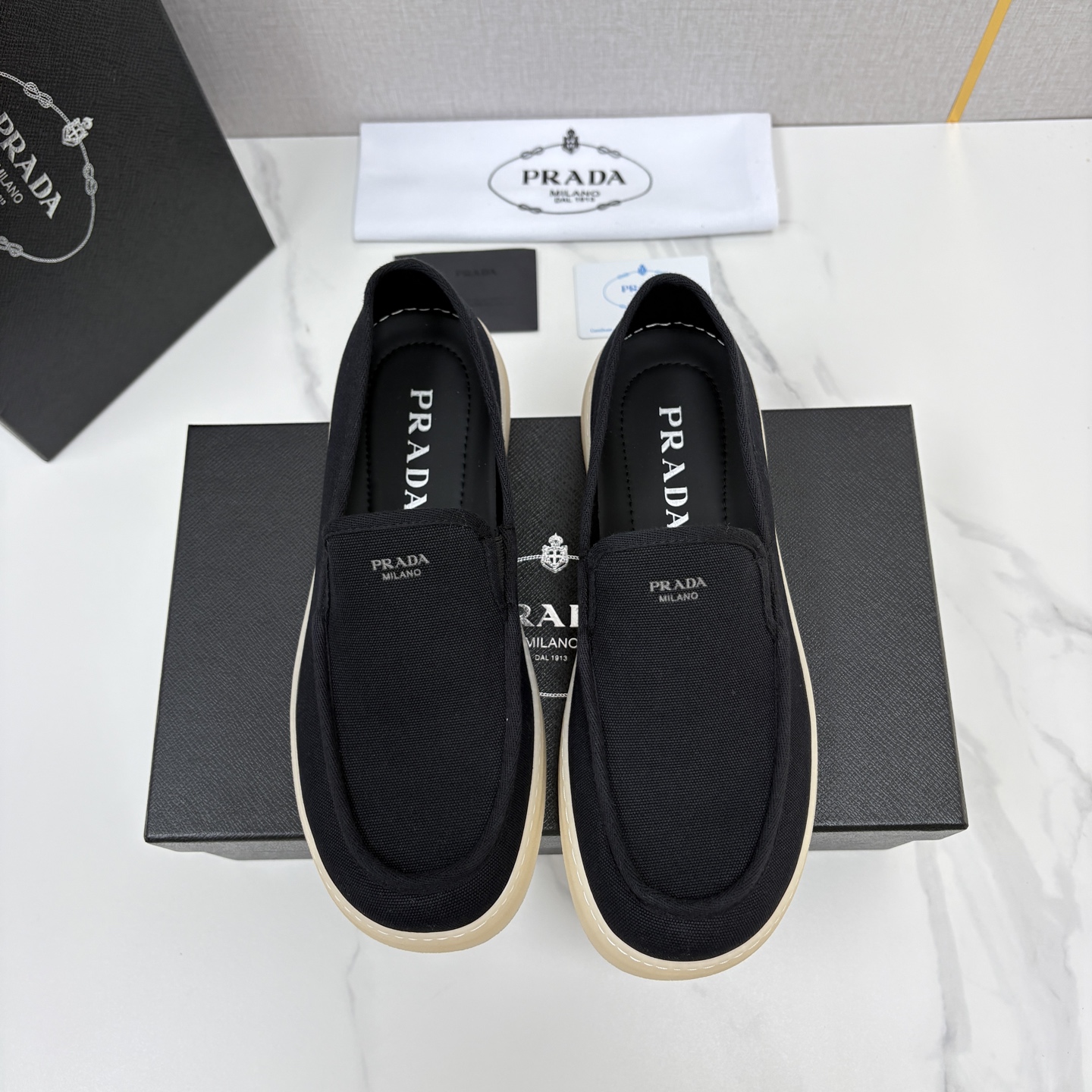 💋💍P家新品  PRAD* 普拉-达  男士帆布乐福鞋   意式优雅，一步到位  这双乐福鞋是标志性的优