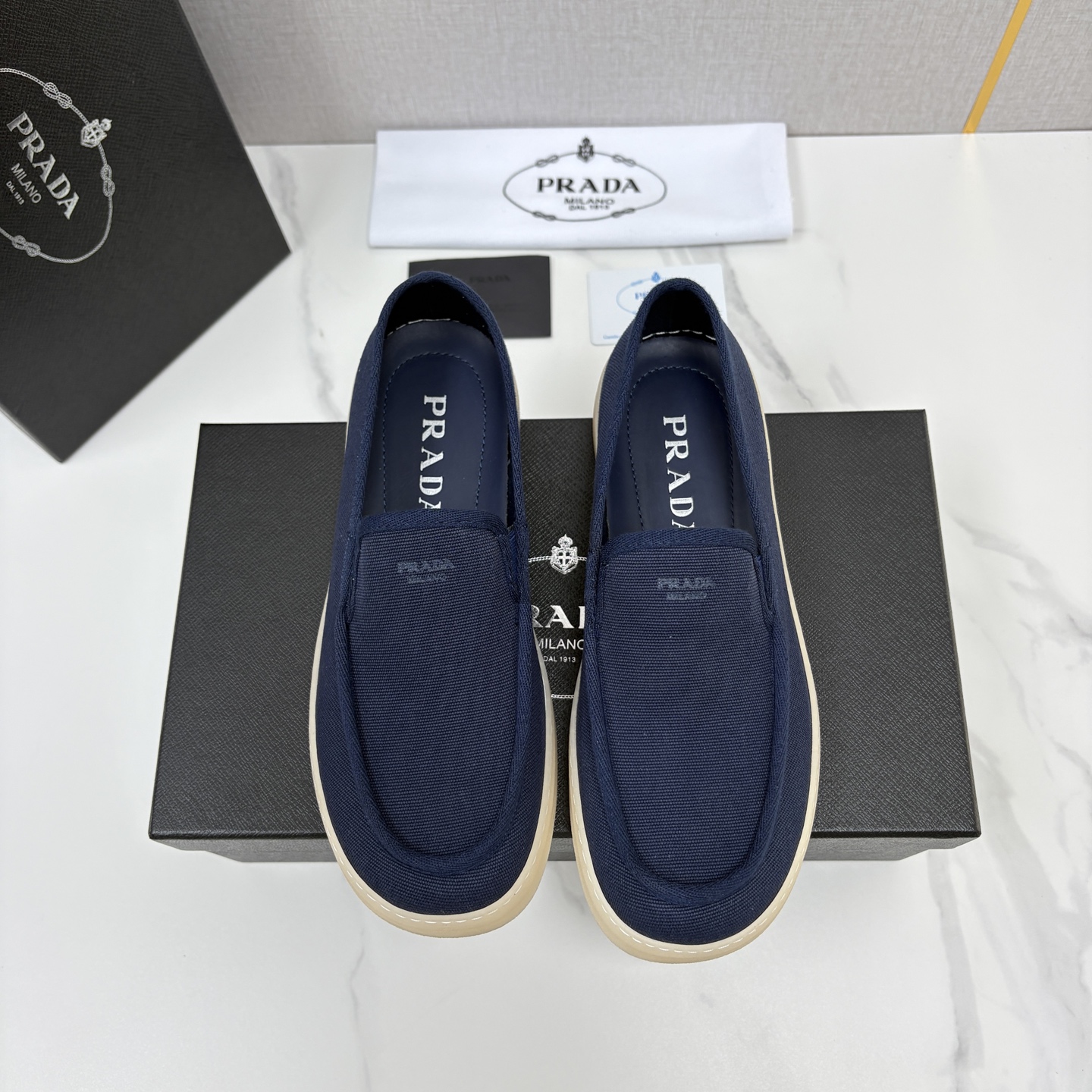 💋💍P家新品  PRAD* 普拉-达  男士帆布乐福鞋   意式优雅，一步到位  这双乐福鞋是标志性的优
