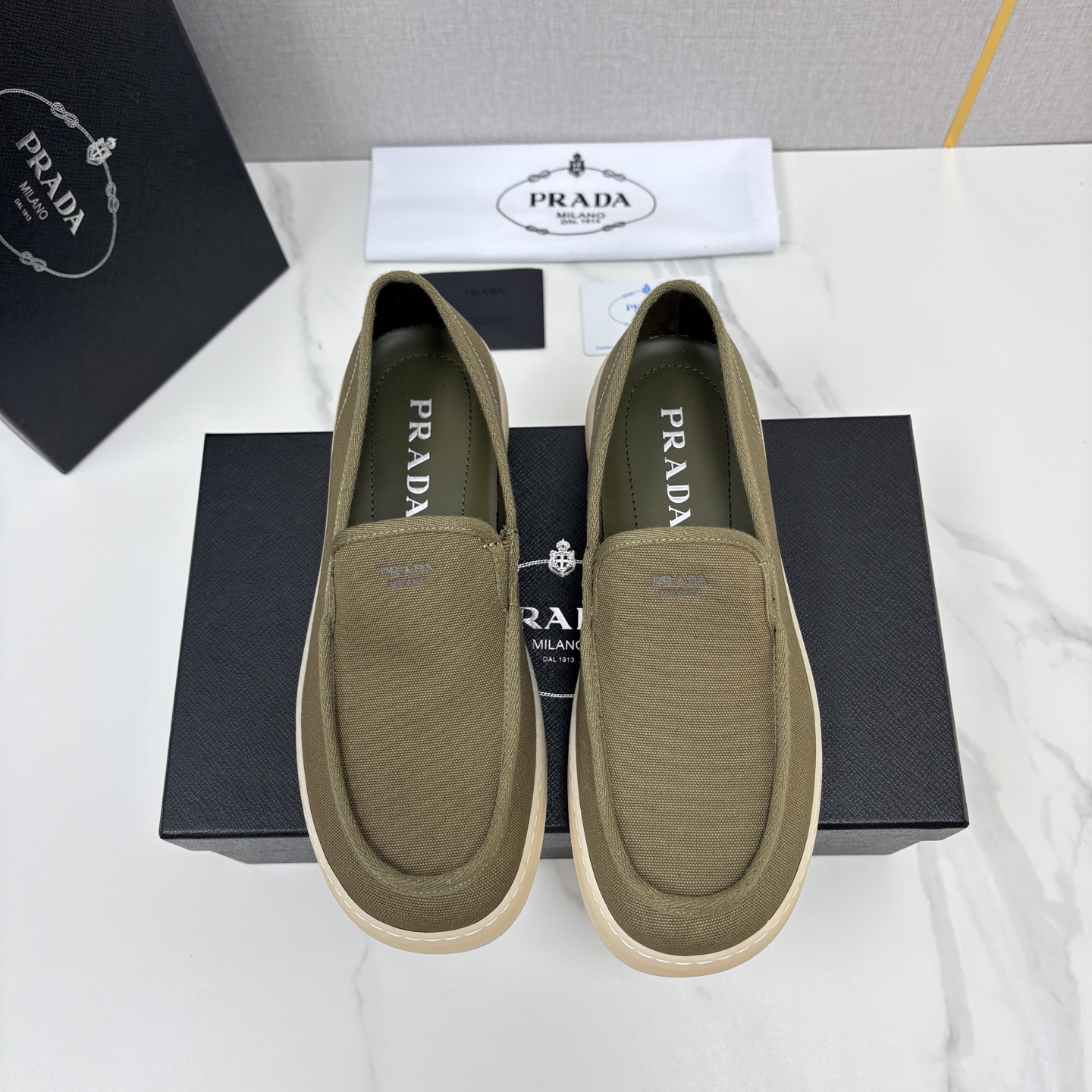 💋💍P家新品  PRAD* 普拉-达  男士帆布乐福鞋   意式优雅，一步到位  这双乐福鞋是标志性的优