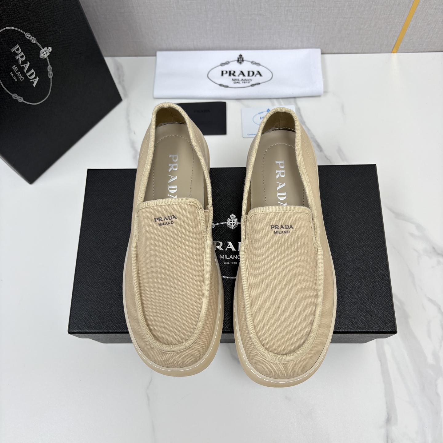 💋💍P家新品  PRAD* 普拉-达  男士帆布乐福鞋   意式优雅，一步到位  这双乐福鞋是标志性的优