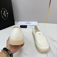 💋💍P家新品 PRAD* 普拉-达 男士帆布乐福鞋 意式优雅,一步到位 这双乐福鞋是标志性的优 💋💍P家新品 PRAD* 普拉-达 男士帆布乐福鞋 意式优雅,一步到位 这双乐福鞋是标志性的优