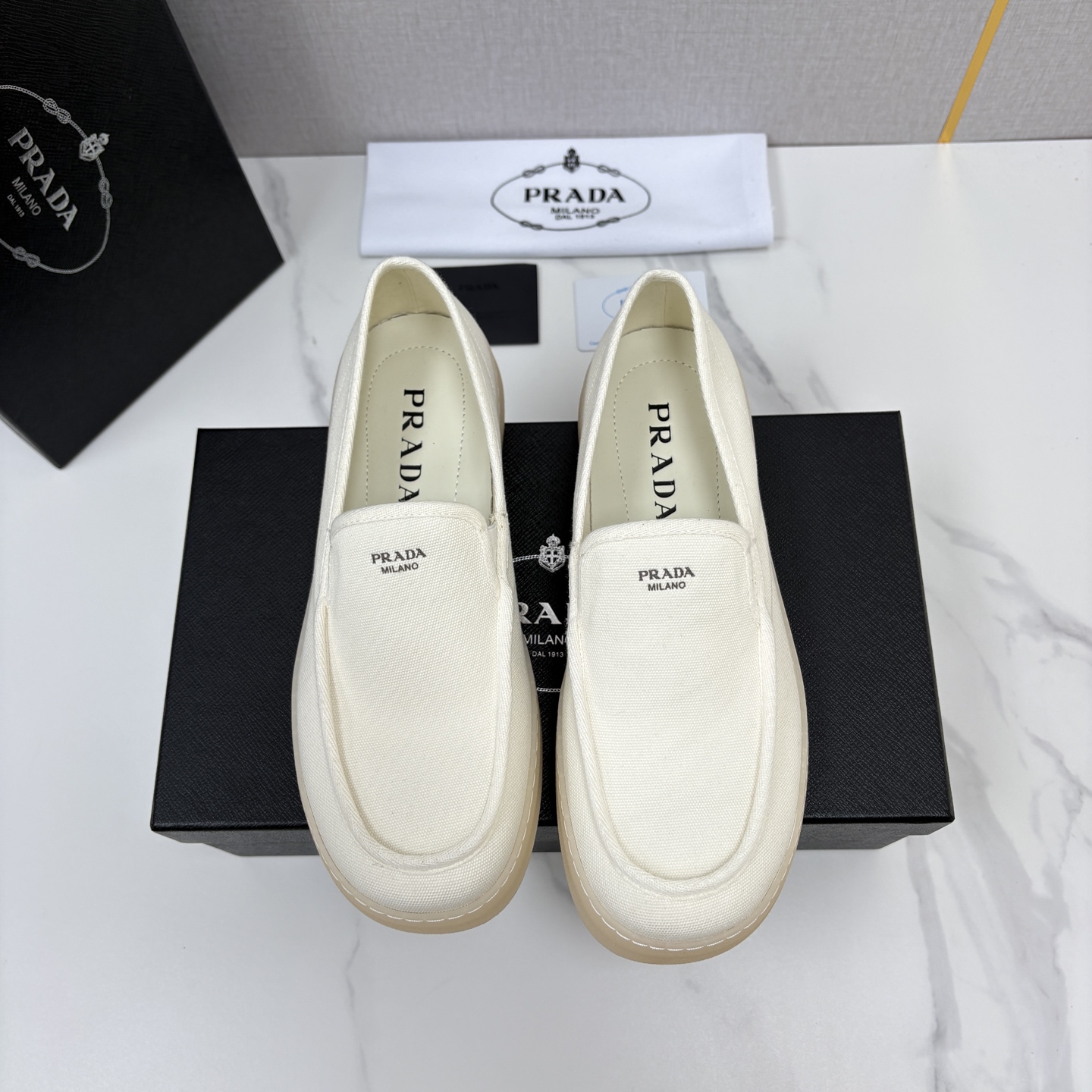 💋💍P家新品  PRAD* 普拉-达  男士帆布乐福鞋   意式优雅，一步到位  这双乐福鞋是标志性的优