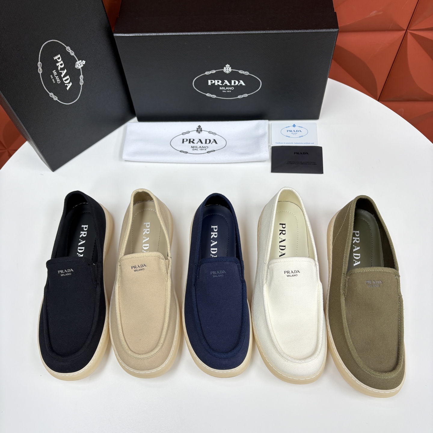 💋💍P家新品  PRAD* 普拉-达  男士帆布乐福鞋   意式优雅，一步到位  这双乐福鞋是标志性的优