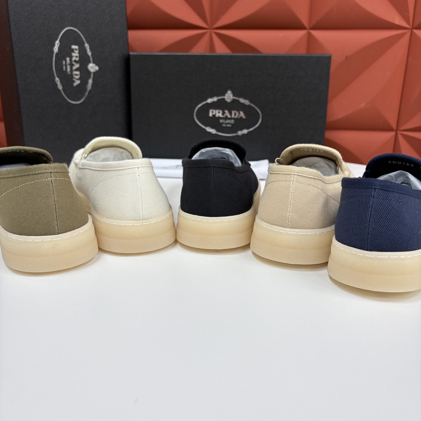 💋💍P家新品  PRAD* 普拉-达  男士帆布乐福鞋   意式优雅，一步到位  这双乐福鞋是标志性的优