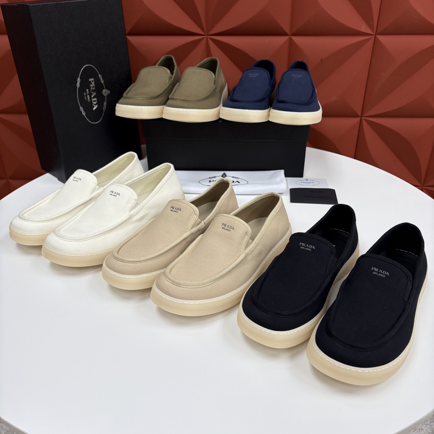 💋💍P家新品  PRAD* 普拉-达  男士帆布乐福鞋   意式优雅，一步到位  这双乐福鞋是标志性的优