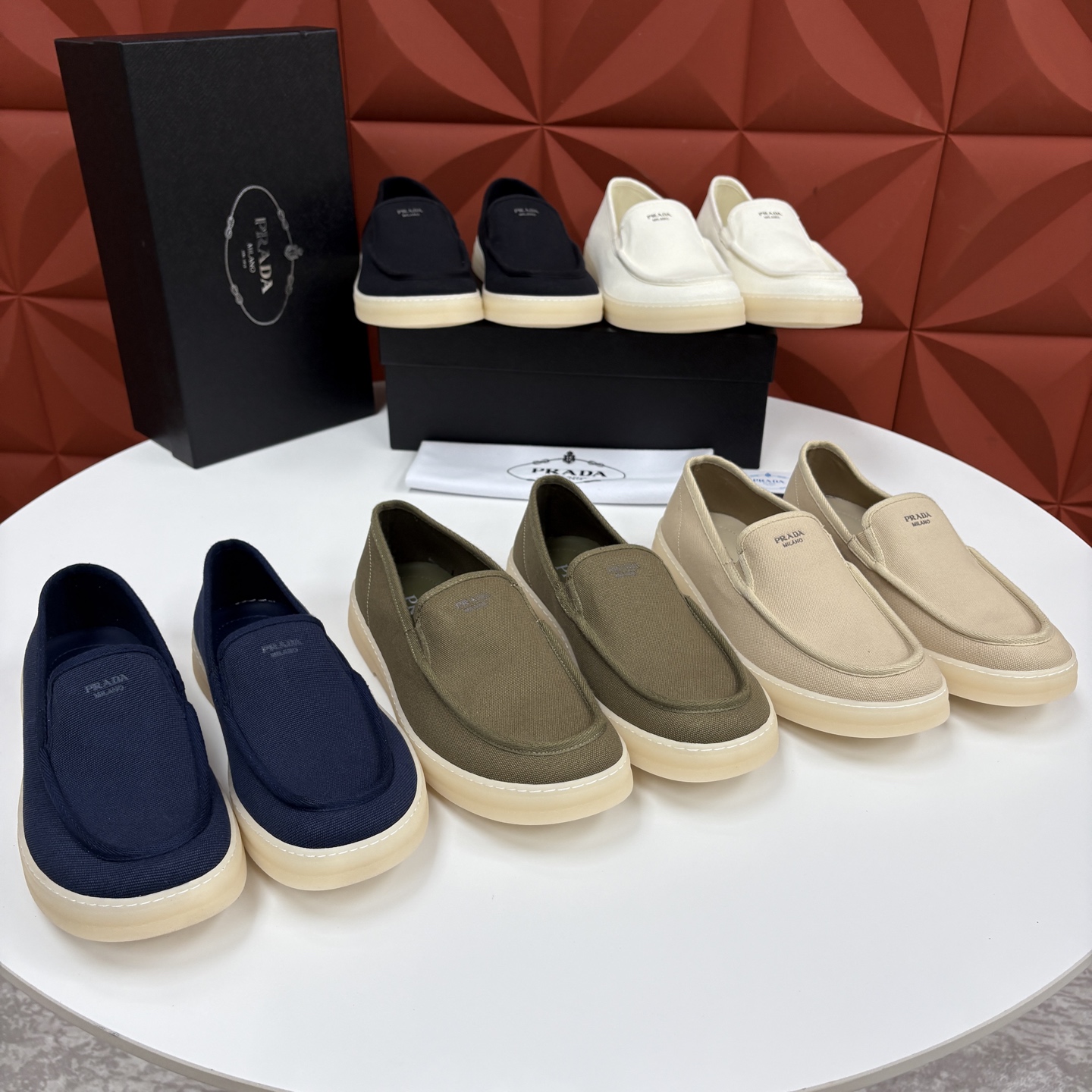 💋💍P家新品  PRAD* 普拉-达  男士帆布乐福鞋   意式优雅，一步到位  这双乐福鞋是标志性的优