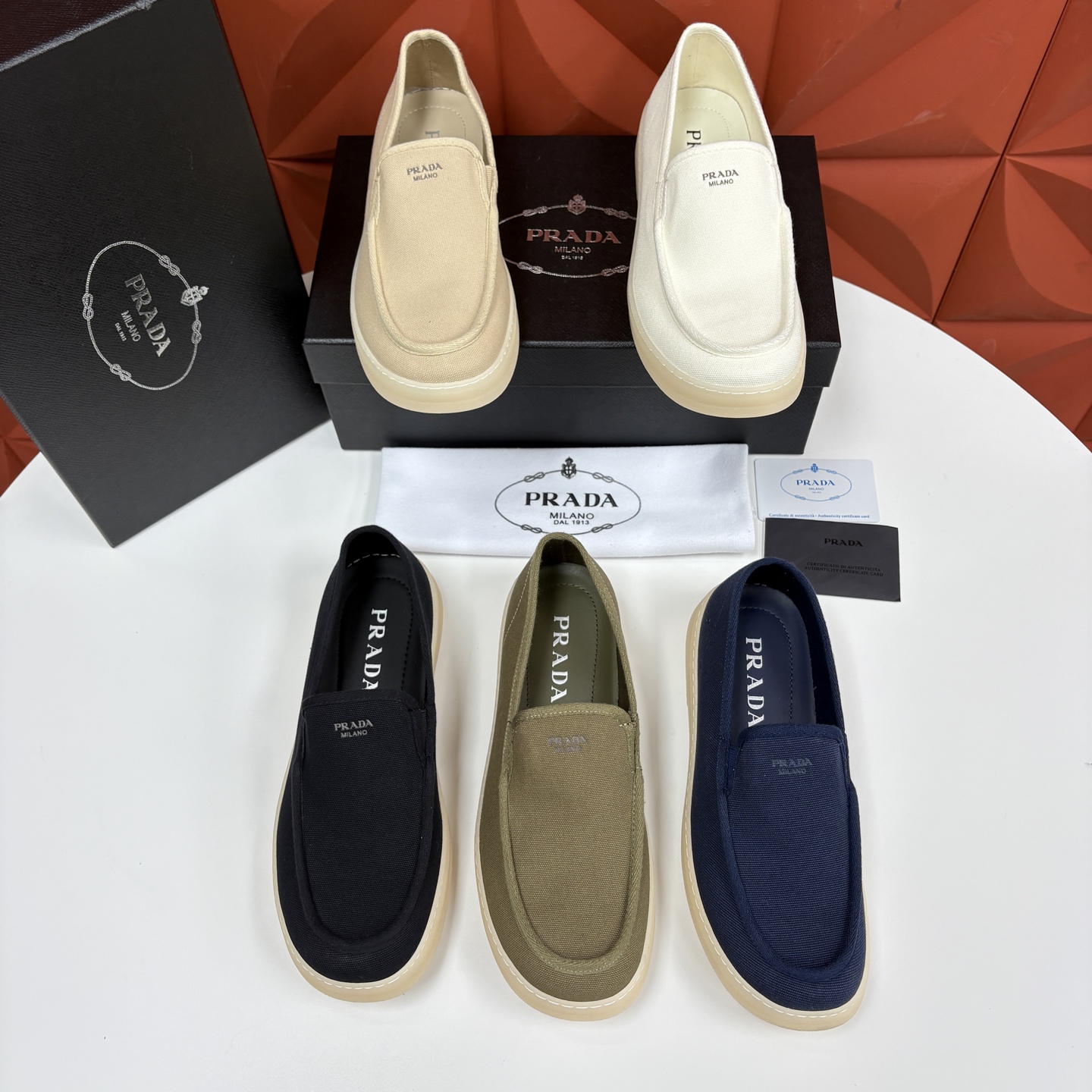 💋💍P家新品  PRAD* 普拉-达  男士帆布乐福鞋   意式优雅，一步到位  这双乐福鞋是标志性的优