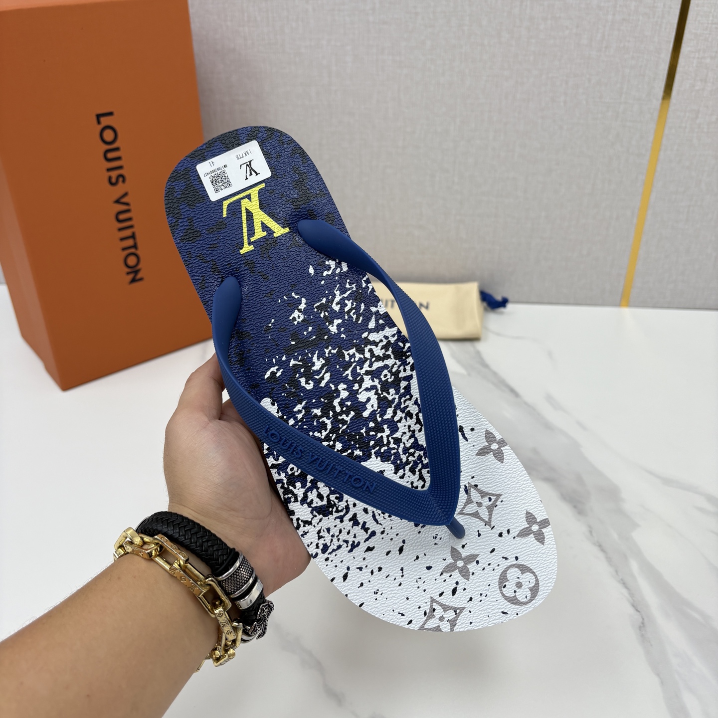 💋💍L家经典款 代购级 ☄️MOLITOR 人字拖鞋  夏日的必备鞋款，L*V这款防水橡胶拖鞋，独家私模定制 中底加入耐