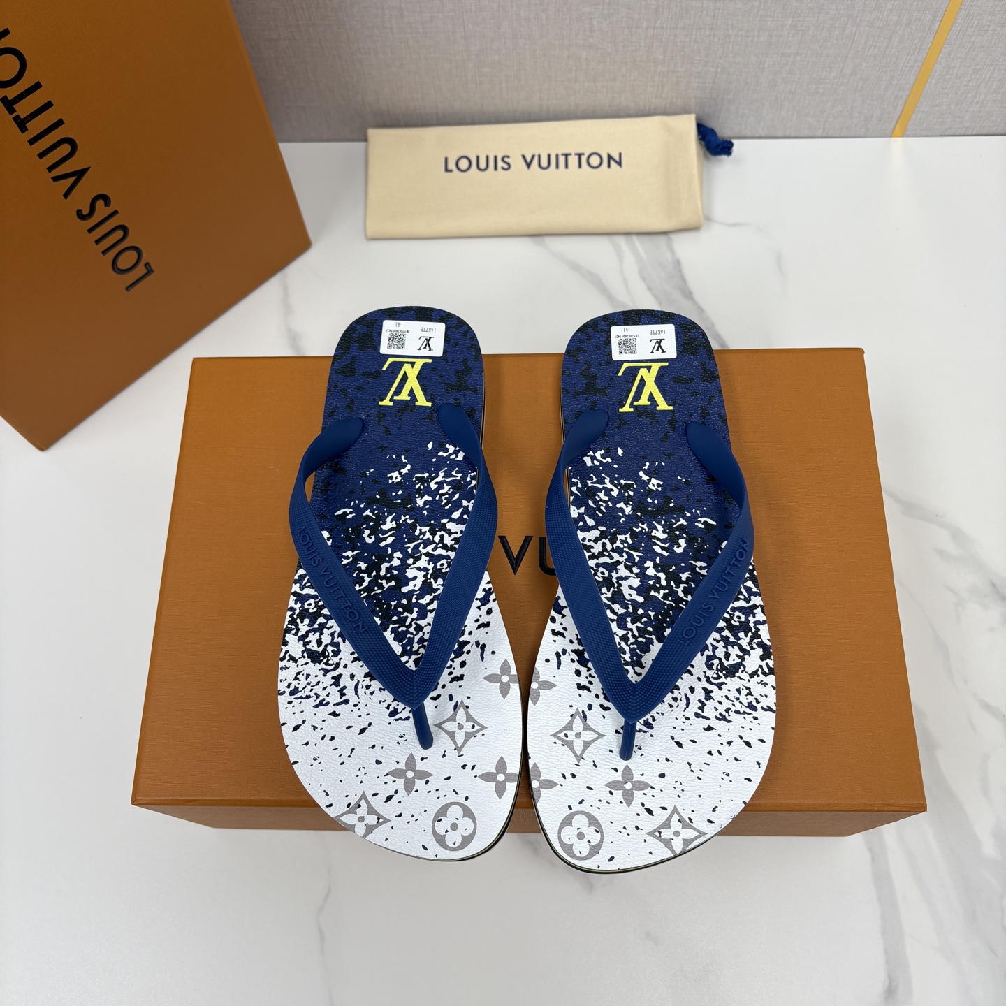 💋💍L家经典款 代购级 ☄️MOLITOR 人字拖鞋  夏日的必备鞋款，L*V这款防水橡胶拖鞋，独家私模定制 中底加入耐