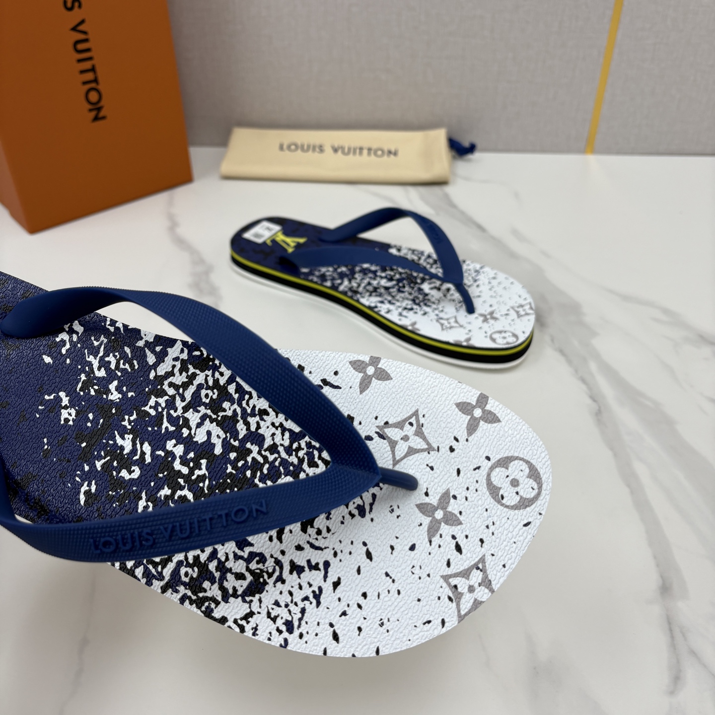 💋💍L家经典款 代购级 ☄️MOLITOR 人字拖鞋  夏日的必备鞋款，L*V这款防水橡胶拖鞋，独家私模定制 中底加入耐