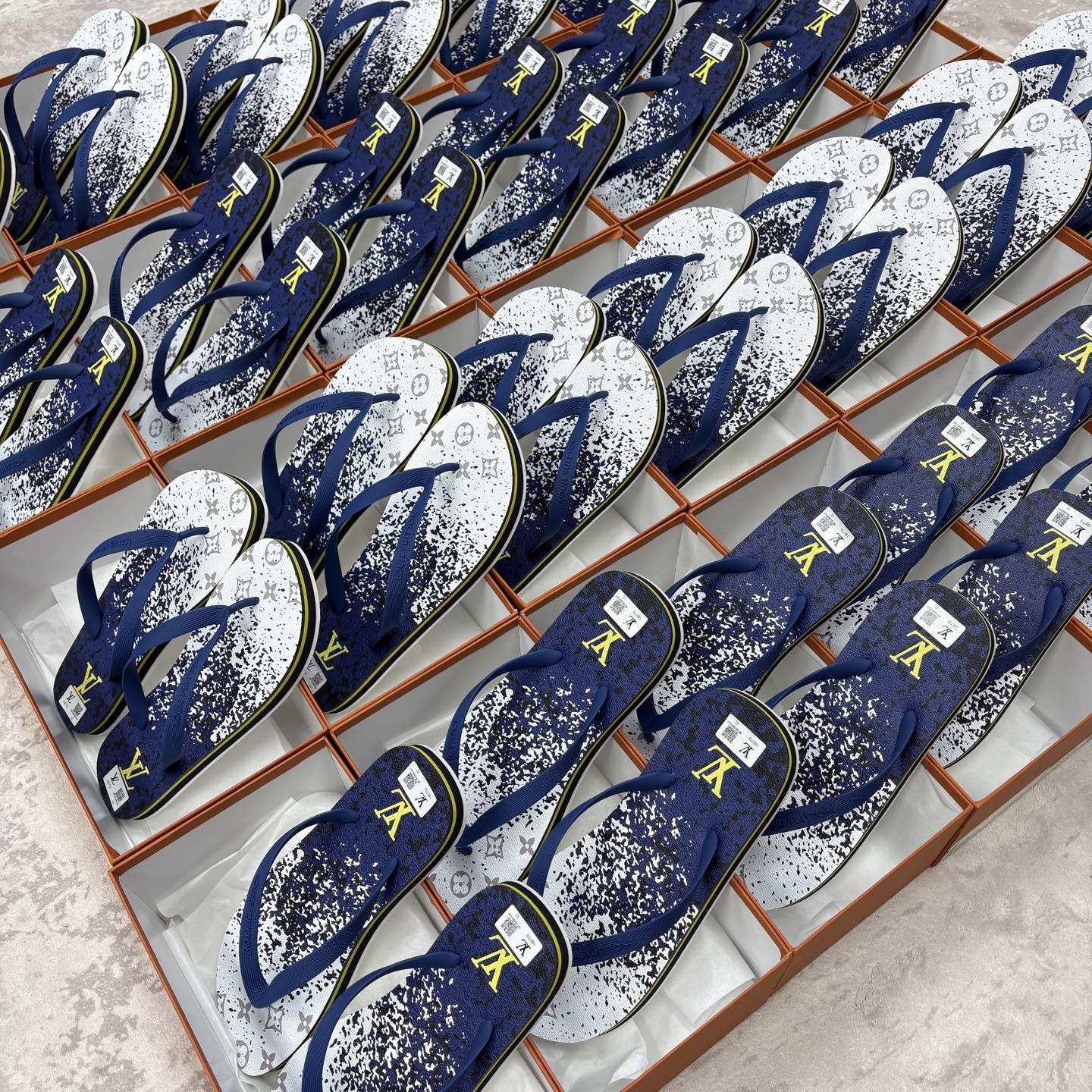 💋💍L家经典款 代购级 ☄️MOLITOR 人字拖鞋  夏日的必备鞋款，L*V这款防水橡胶拖鞋，独家私模定制 中底加入耐