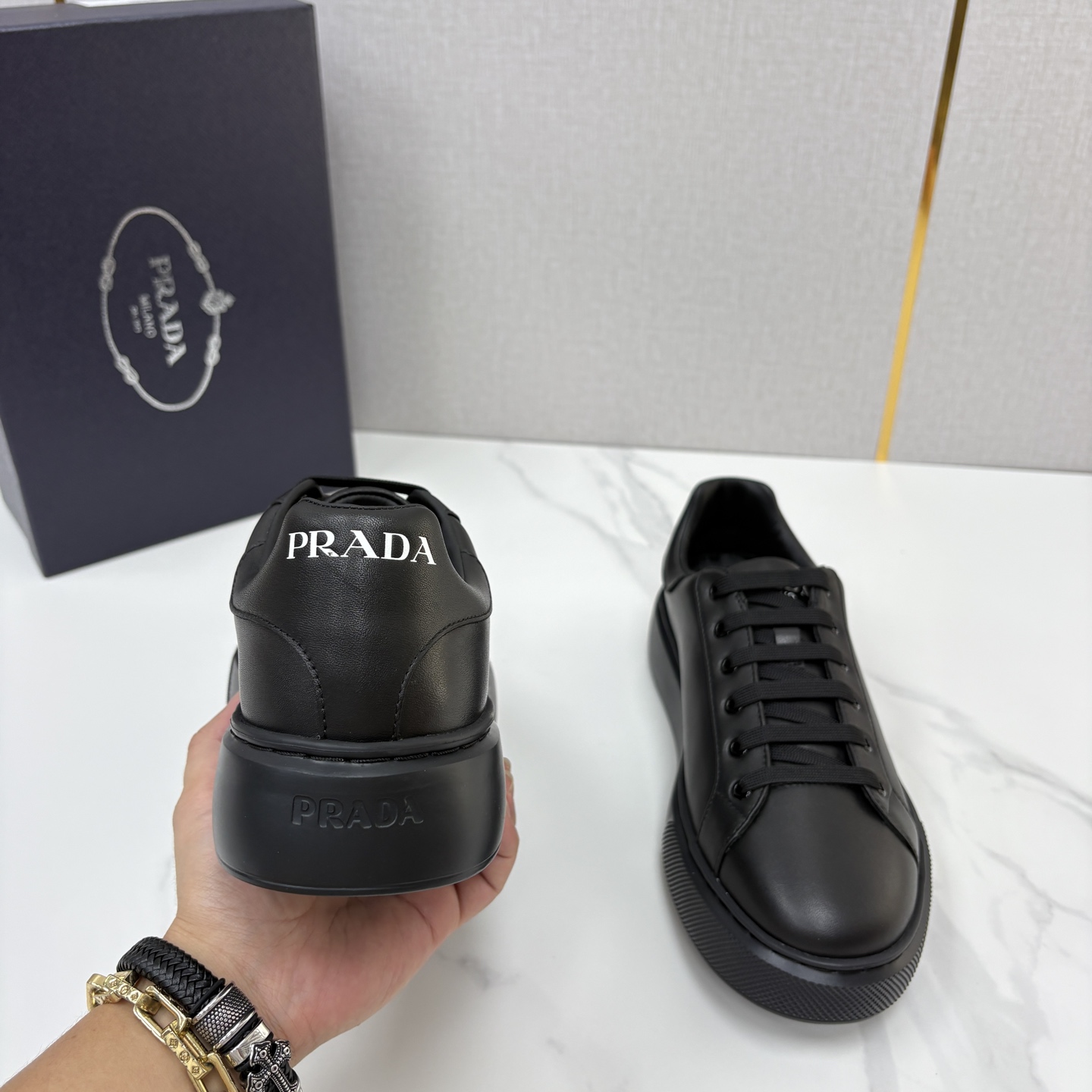 💋💍P家 新版系列爆款运动鞋  采用进口小牛皮材质 帮面光面设计 后跟丝印 LOGO标志  轻质工艺设计 简约利落线条.