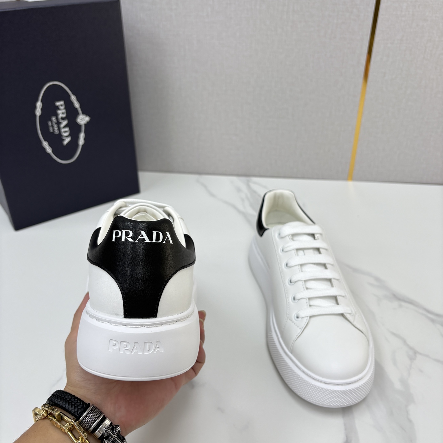 💋💍P家 新版系列爆款运动鞋  采用进口小牛皮材质 帮面光面设计 后跟丝印 LOGO标志  轻质工艺设计 简约利落线条.