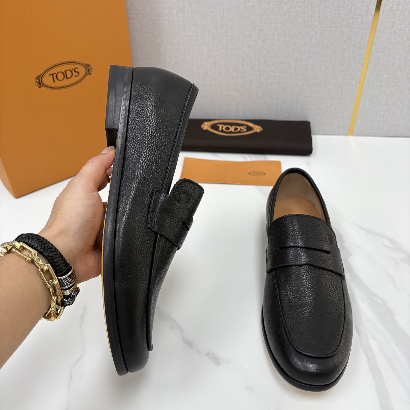 💋💍TOD*S 新品  托德-斯  皮革乐福鞋  官方   6,180   本款乐福鞋以柔软反牛皮革/牛皮/开边珠制成，