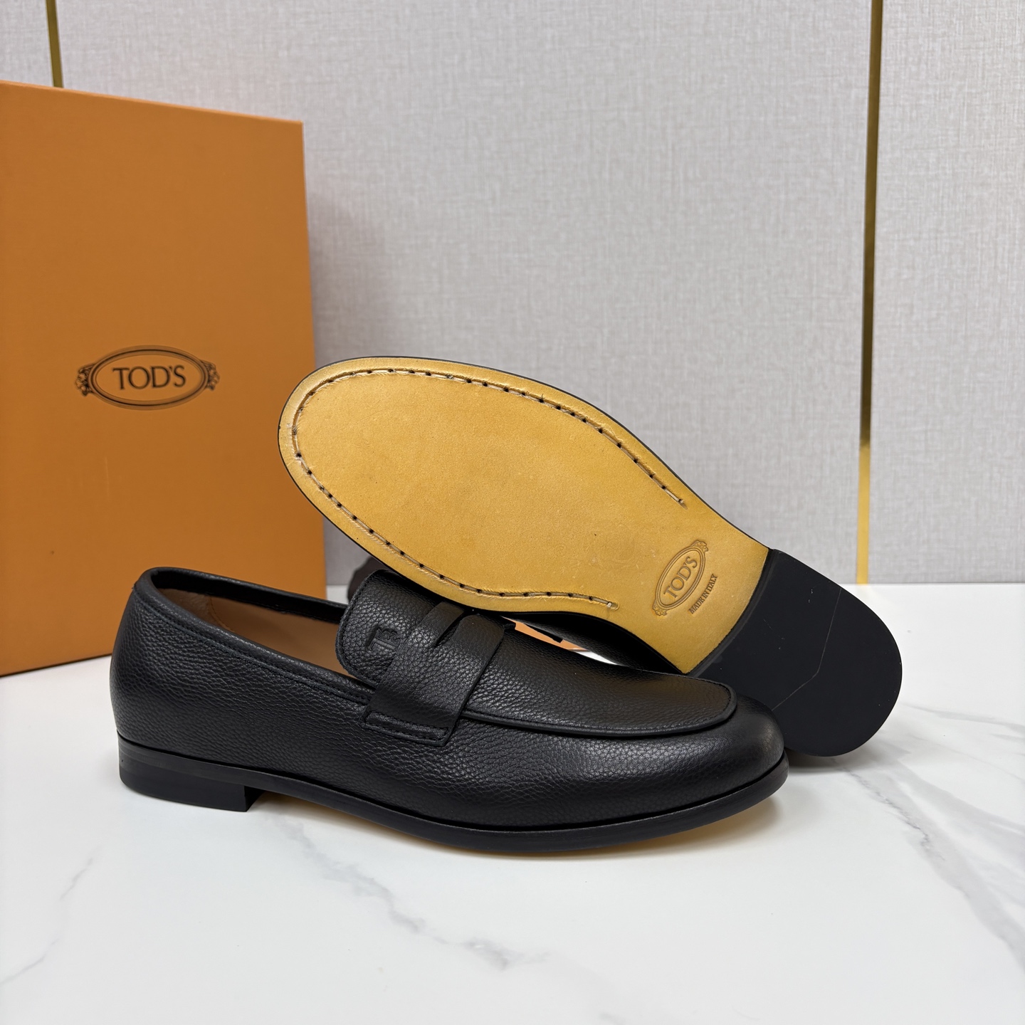 💋💍TOD*S 新品  托德-斯  皮革乐福鞋  官方   6,180   本款乐福鞋以柔软反牛皮革/牛皮/开边珠制成，
