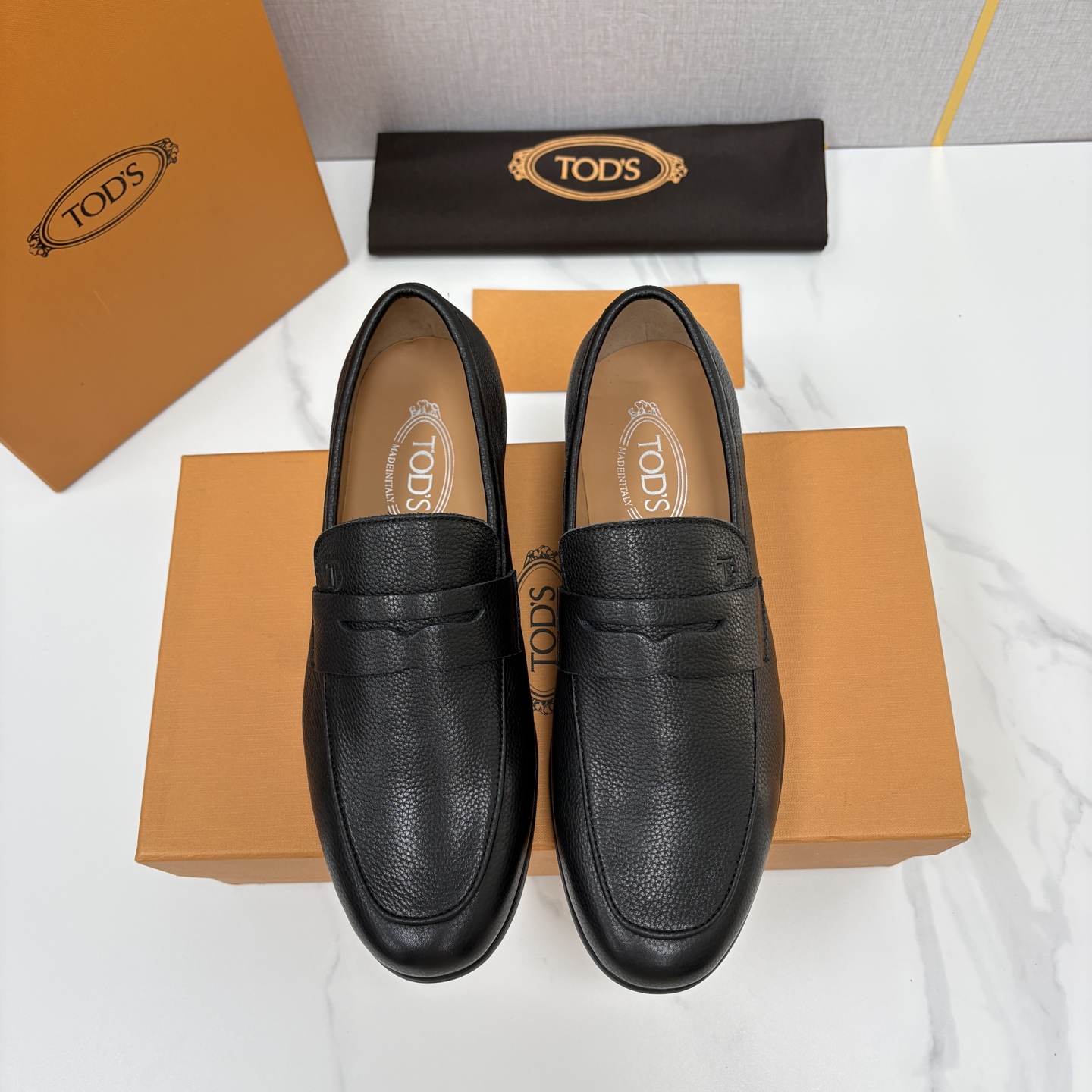 💋💍TOD*S 新品  托德-斯  皮革乐福鞋  官方   6,180   本款乐福鞋以柔软反牛皮革/牛皮/开边珠制成，