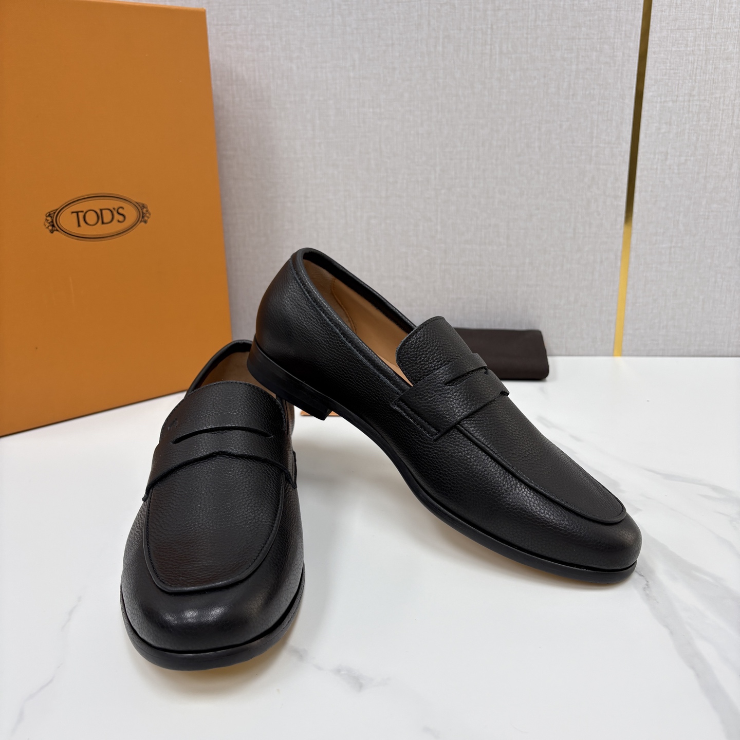 💋💍TOD*S 新品  托德-斯  皮革乐福鞋  官方   6,180   本款乐福鞋以柔软反牛皮革/牛皮/开边珠制成，