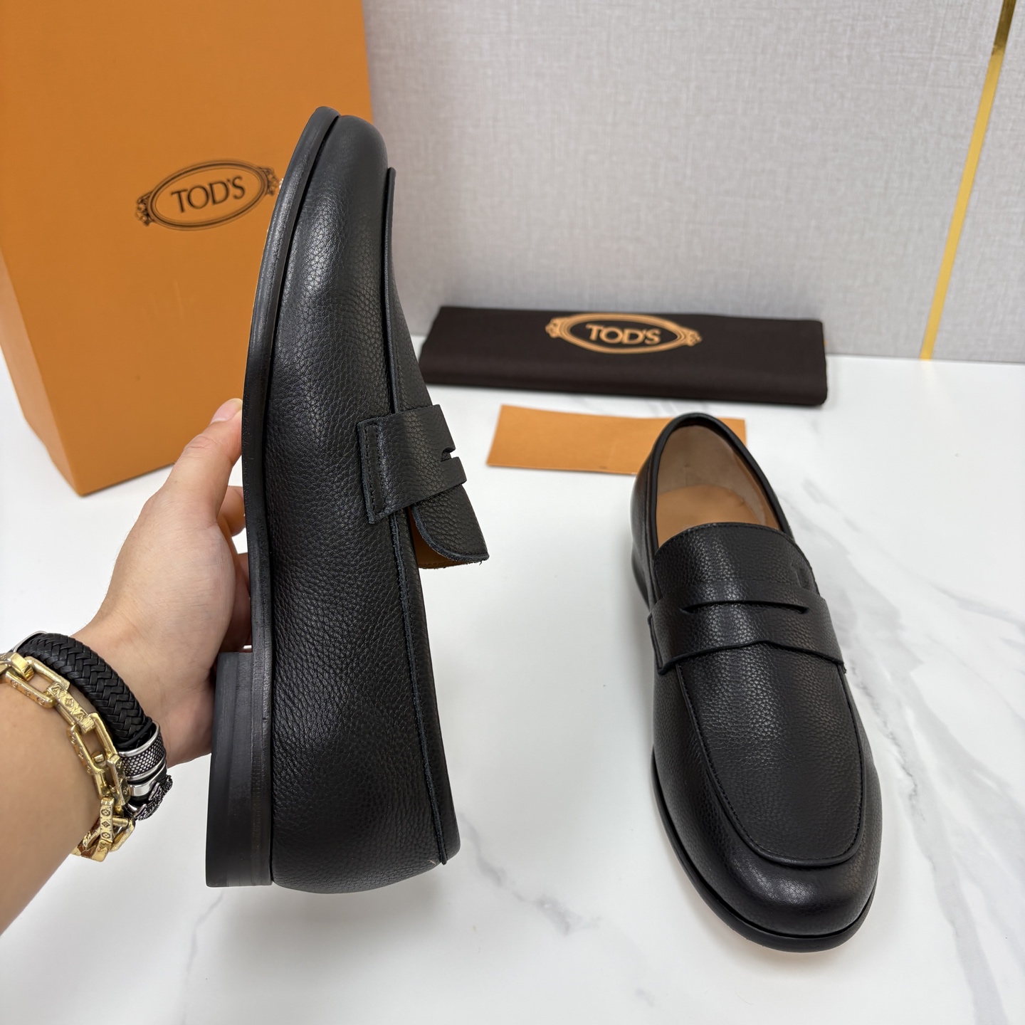 💋💍TOD*S 新品  托德-斯  皮革乐福鞋  官方   6,180   本款乐福鞋以柔软反牛皮革/牛皮/开边珠制成，