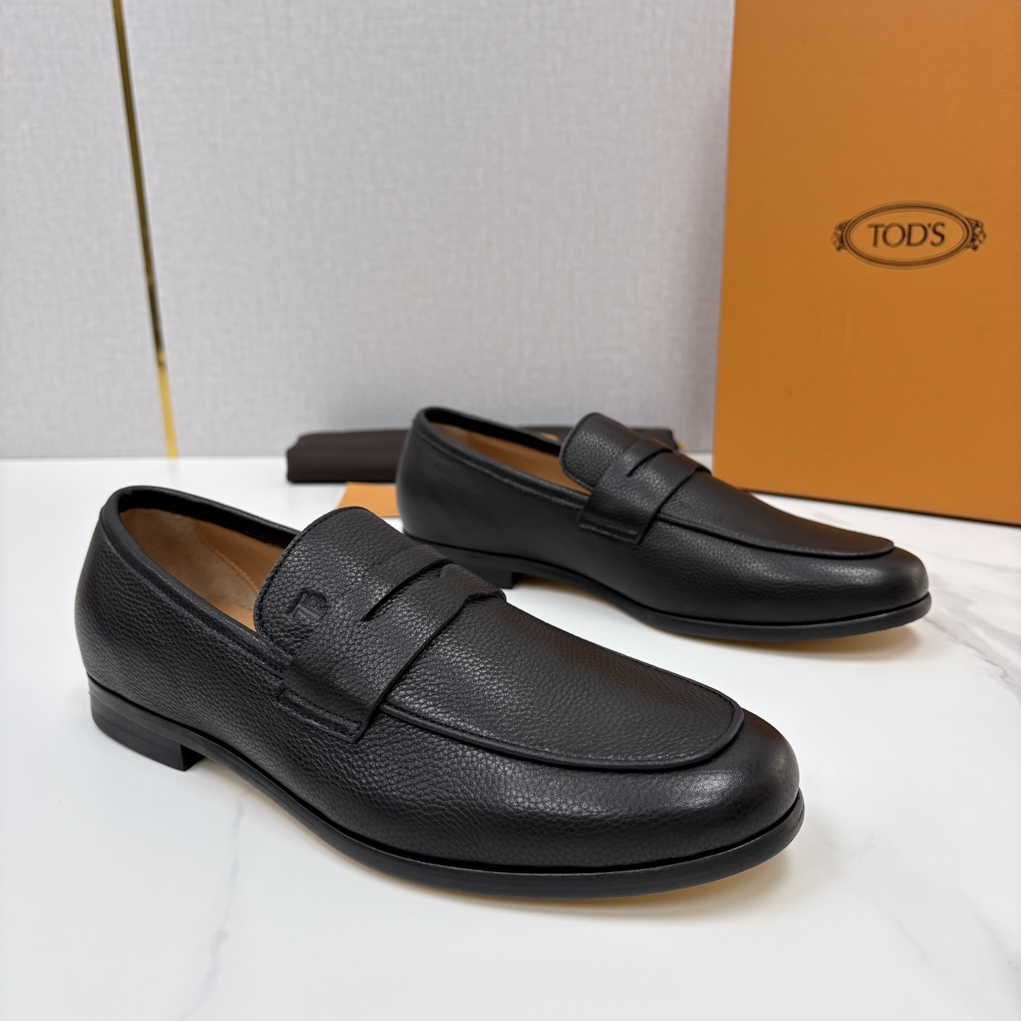 💋💍TOD*S 新品  托德-斯  皮革乐福鞋  官方   6,180   本款乐福鞋以柔软反牛皮革/牛皮/开边珠制成，