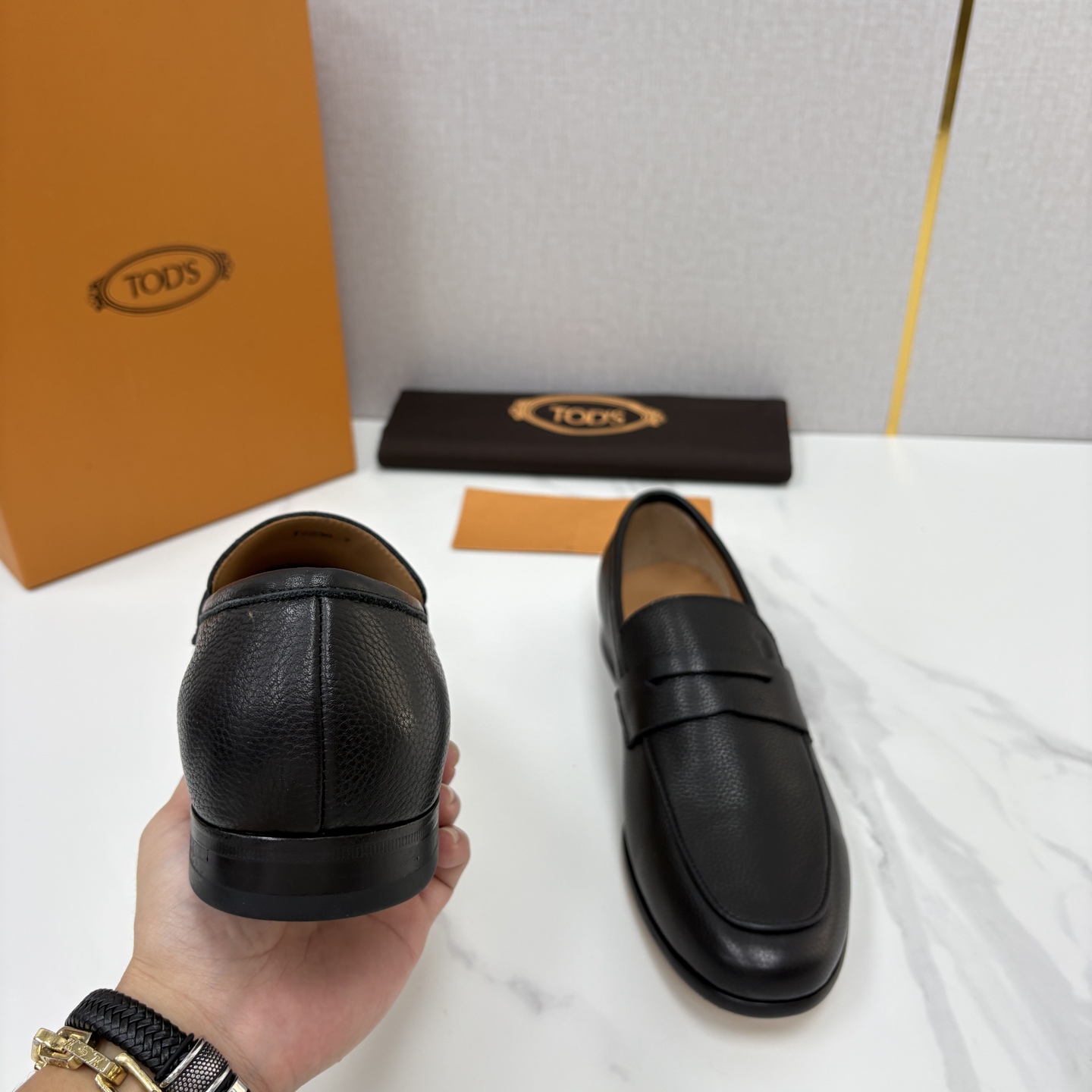 💋💍TOD*S 新品  托德-斯  皮革乐福鞋  官方   6,180   本款乐福鞋以柔软反牛皮革/牛皮/开边珠制成，
