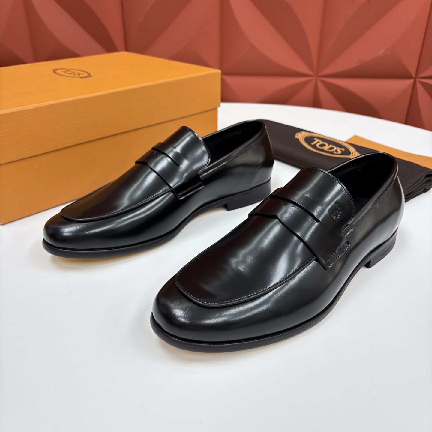 💋💍TOD*S 新品  托德-斯  皮革乐福鞋  官方   6,180   本款乐福鞋以柔软反牛皮革/牛皮/开边珠制成，